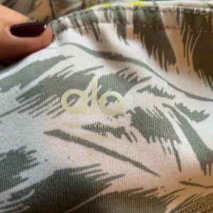 ALO yoga cropped leggings!